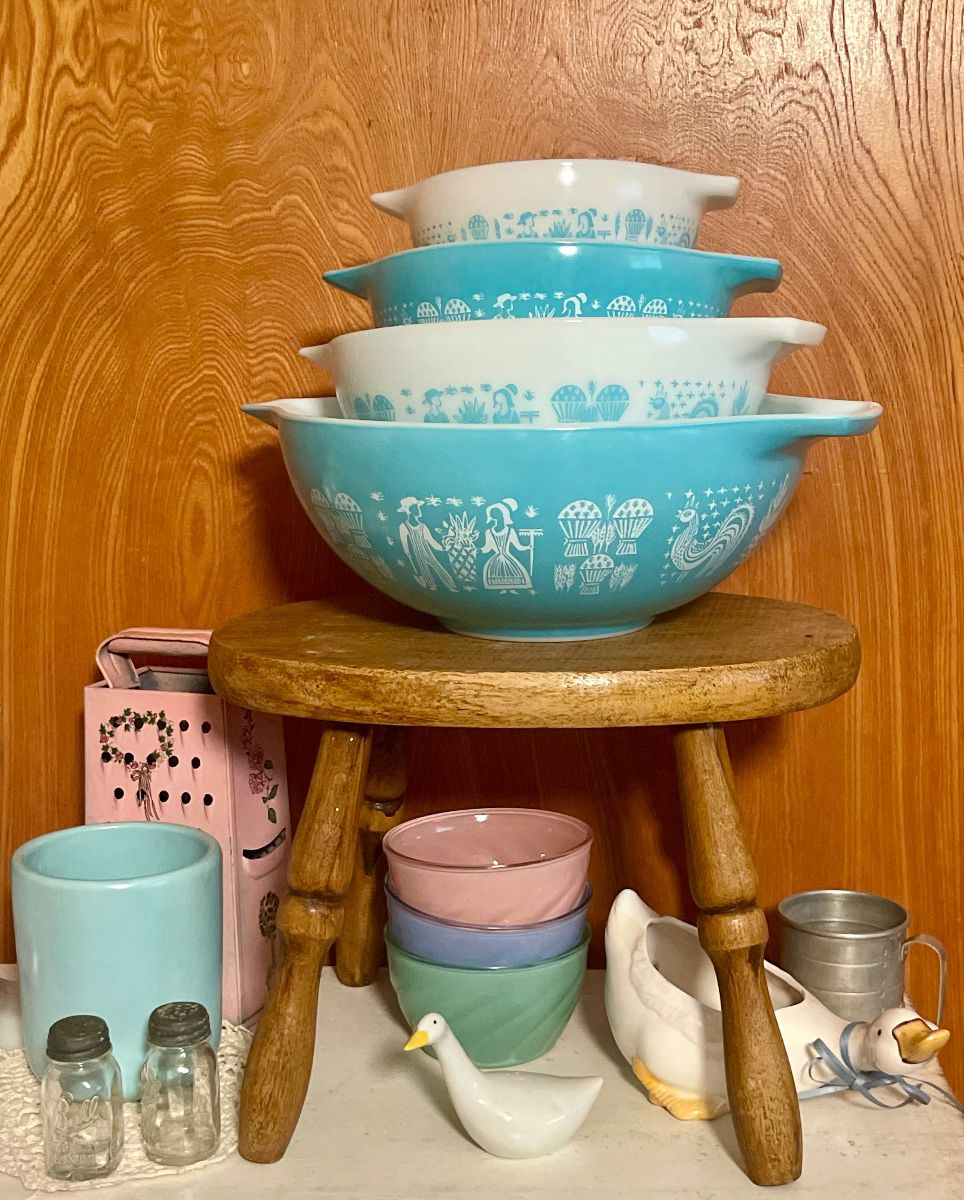 VINTAGE AMISH BUTTERPRINT PYREX CINDERELLA 4-BOWL SET, WOOD STOOL