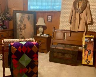 VINTAGE QUILT STAND, METAL DETECTOR