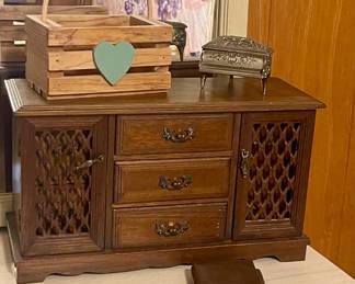 VINTAGE JEWELRY BOX