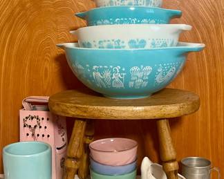 VINTAGE AMISH BUTTERPRINT PYREX CINDERELLA 4-BOWL SET, WOOD STOOL