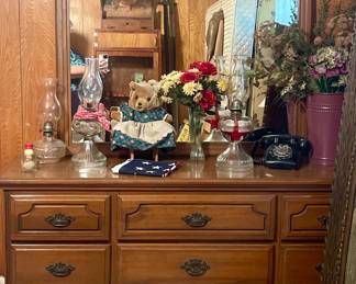 DRESSER, OIL LAMPS