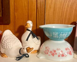 VINTAGE CERAMIC GEESE, PYREX BOWLS-PINK GOOSEBERRY, AMISH BUTTERPRINT