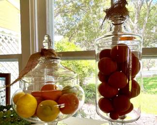 LIDDED CONTAINERS WITH FRUIT