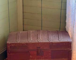 ANTIQUE CAMEL-BACK TRUNK