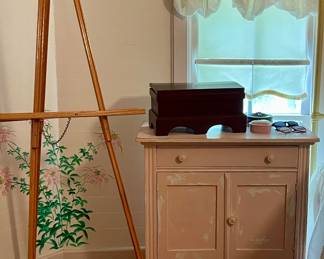 ART EASEL, SHABBY CHIC PINK DRESSER