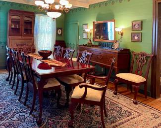 THOMASVILLE TRADITIONAL CHIPPENDALE-STYLE MAHOGANY DINING SET WITH CLAW FEET AND 10 UPHOLSTERED ARM AND SIDE CHAIRS AND 2 LEAVES. DINING SET COMES WITH PROTECTIVE TABLE PAD AND TABLE CLOTH
