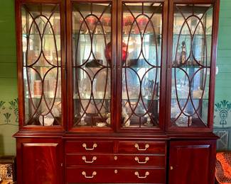 ELEGANT THOMASVILLE GEORGIAN-STYLE MAHOGANY BREAKFRONT LIGHTED CHINA CABINET