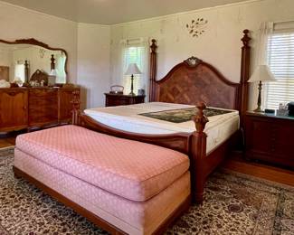 VINTAGE THOMASVILLE BURL WOOD KING SIZE BEDROOM SET INCLUDING POSTER BED, TEMPUR-PEDIC KING MATTRESS, DRESSER WITH MIRROR, AND NIGHTSTANDS, UPHOLSTERED BENCH, 10X13 HAND-KNOTTED IRANIAN COTTON AREA RUG