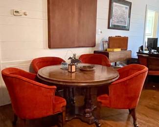 VINTAGE THOMASVILLE GENTRY ROUND PEDESTAL TABLE, SET OF 4 MCM ORANGE VELVET BARREL ARMCHAIRS ON CASTERS, METAL ROPER CUTOUT