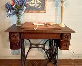 ANTIQUE SINGER SEWING MACHINE