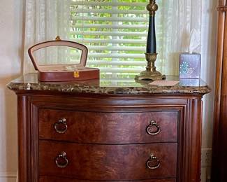 THOMASVILLE MARBLE TOP NIGHTSTAND, BRASS LAMP, JEWELRY BOX
