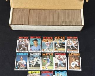 Lot 421h  1986 Topps near complete baseball card set