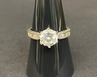 095  Lot 468h  Vintage sterling silver and cubic zirconia ring