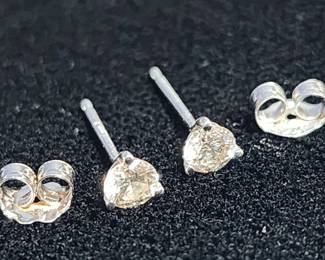 014  Lot 295h  14k white gold and diamond stud earrings