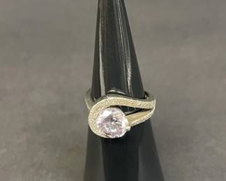 090  Lot 575h  Vintage sterling silver and cubic zirconia ring