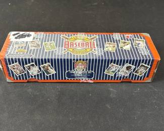 Lot 413h  1992 Factory sealed Upper Deck baseball card set