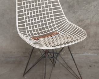 038  Lot 86  Herman Miller Eamesstyle metal wire chair