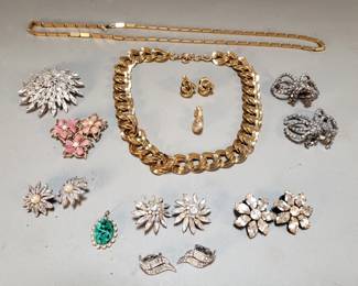 Lot 547  Vintage costume jewelry, Weiss, Monet, Napier,