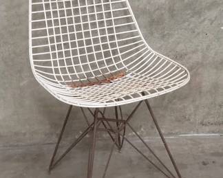 037  Lot 84  Herman Miller Eamesstyle metal wire chair