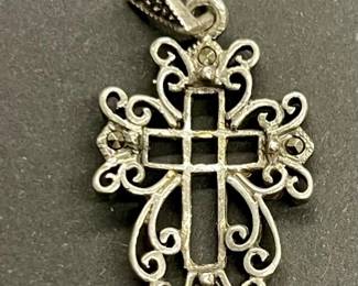 096  Lot 525h  Vintage sterling silver filigree cross pendant