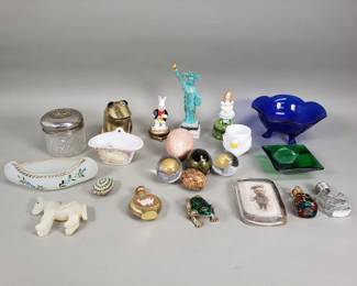 Lot 487  Porcelain and metal trinket boxes, milk glass