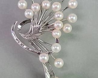 105  Lot 238  Vintage sterling silver and pearl brooch