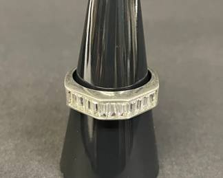 087  Lot 725h  Vintage sterling silver ring with baguettecut