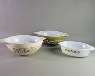 Lot 269  Pair of 1950s Pyrex bowls and one Fire King