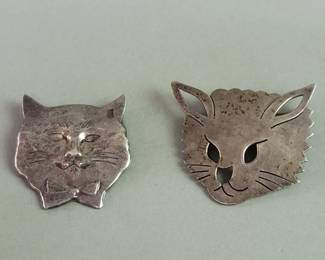 077  Lot 131  Sterling silver cats face brooches