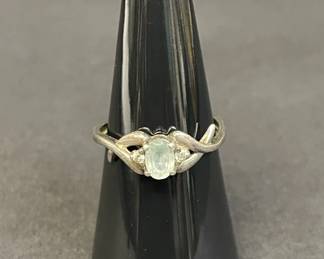 100  Lot 567h  Vintage sterling silver ring with oval light