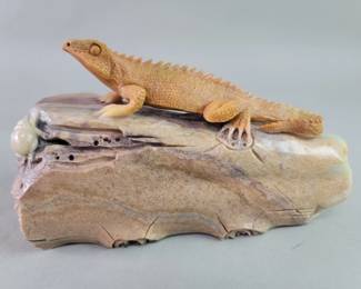 Lot 228  Vintage carved Shoushan stone lizard sculpture
