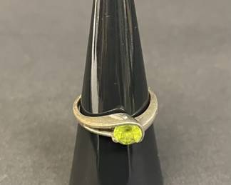 098  Lot 515h  Vintage sterling silver ring with oval faceted