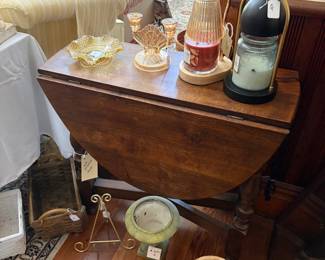 dropleaf table glassware