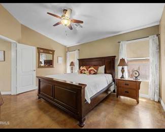 A TOTAL OF 2 QUEEN BEDS , 1 KING AND ONE BUNK WITH QUEEN/DOUBLEWITH LOVELY BOX AND MATTRESSES