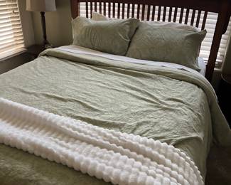 QUEEN BED