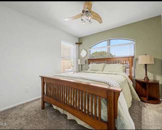 EACH QUEEN BEDROOM HAS NIGHT STANDS