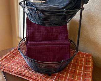 TABLE LINENS, WIRE BASKET