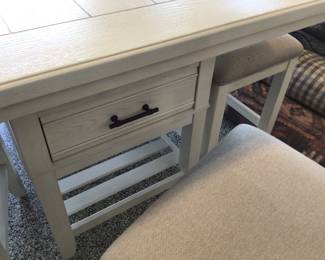 2 drawers, one on either side