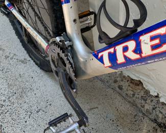 * Genuine Trek OCLV carbon frame. * Shimano Deore rear derailleur. * Bontrager Race Lite-style wheel. * Continental Trail King tires. * Older RockShox suspension fork (appears to be in good shape).