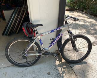 * Genuine Trek OCLV carbon frame. * Shimano Deore rear derailleur. * Bontrager Race Lite-style wheel. * Continental Trail King tires. * Older RockShox suspension fork (appears to be in good shape).