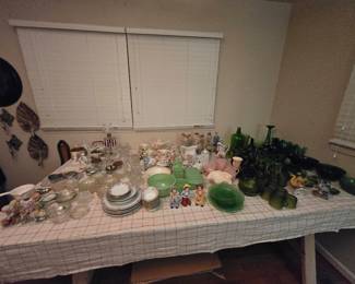 Various ashtrays and glassware
