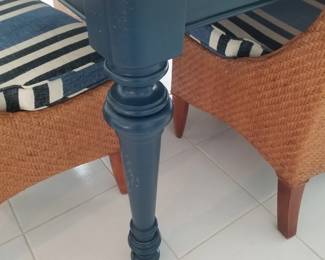 Dining table: leg detail