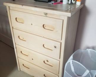 Sturdy 4-drawer dresser