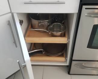 Kitchen cabinetry detail: pull out shelves