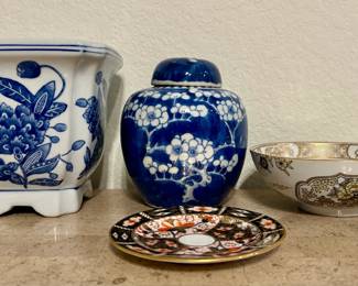 Mixed lot of vintage Asian ceramics