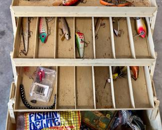 Fishing tackle box