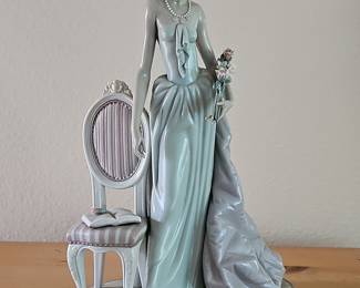 Lladró Porcelain Figurine, Dama de la Cola de Raso (Satin Tail Lady) 1495
