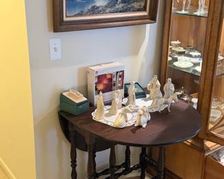Drop leaf side table