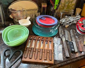Pyrex teardrop mixing bowls 