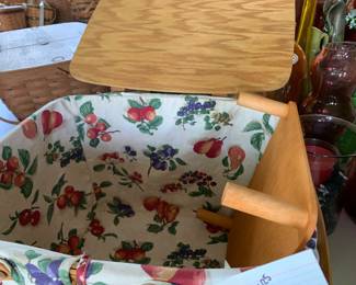#099	Longaberger 1999 market basket w stand 17x14x11	 $35.00 			